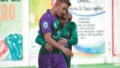 José Enrique abraza a Urko para celebrar uno de sus dos goles en La Juventud. ELENA MARTÍNEZ