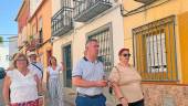 Visita de Javier Padorno y María del Carmen Angulo al barrio de La Gloria. 
