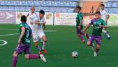 AVANCE. El jugador del Atlético Mancha Real Fran Oller intenta controlar el balón, ayer.