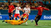 El jugador de España Morata falla una ocasión tras una parada del portero de Polonia Szczesny.