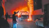 Incendio de un todoterreno en la calle Abu-Yafar, que tuvo en vilo a vecinos y agentes.