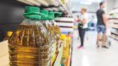 A LA VENTA. Fotografía de Archivo de la estantería de un supermercado con garrafas de aceite de oliva.