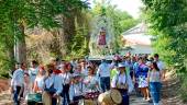 COMPAÑÍA. Decenas de personas acompañan a la Virgen en su traslado.