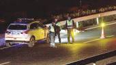 DE ARCHIVO. Agentes de Policía Local de Torredelcampo custodian el cadáver que yace en la calzada tras el último accidente mortal registrado en las carreteras jiennenses, que fue el pasado 26 de diciembre.