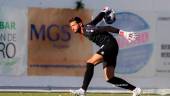 EXPERIENCIA. Carlos Molina se dispone a sacar el balón en su etapa en el Guijuelo.