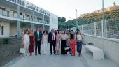 Miembros de la familia Funes Gallego y del equipo de Gobierno alcalaíno, ante el tanatorio-crematorio. / Juan Rafael Hinojosa / Diario JAÉN.
