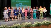 FOTO DE FAMILIA. La alcaldesa, Paqui Medina, posa con las personas y los representantes de las entidades distinguidas por la Corporación.