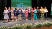 FOTO DE FAMILIA. La alcaldesa, Paqui Medina, posa con las personas y los representantes de las entidades distinguidas por la Corporación.