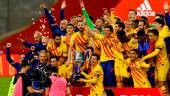 Messi, abajo, alza la Copa del Rey rodeado de sus compañeros ayer en el estadio de La Cartuja de Sevilla.