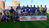 ÚLTIMO PARTIDO. Los jugadores del Linares Deportivo posan con niños con la camiseta del equipo
