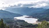 GRAN PAISAJE. Panorámica del pantano de El Tranco entre montañas y verde naturaleza visto desde el término municipal de Hornos de Segura.