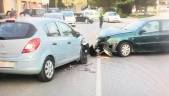 DESTROZOS. Estado en el que quedaron los dos automóviles implicados en el accidente de la mañana.