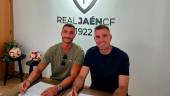 Pedro Fernández y Fran Anera, en la firma de la renovación. / Real Jaén. 