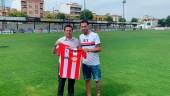 ACUERDO. Juan Carlos Pamos y Chico posan con la camiseta de la Unión Ciudad de Torredonjimeno.