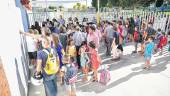 Niños y padres en el día de regreso a las aulas en un colegio de la capital / Diario JAÉN.