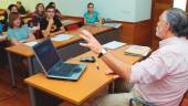 ARCHIVO. Un grupo de alumnos atiende a las explicaciones de un ponente en una edición anterior de los cursos.