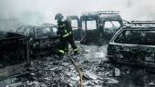 DICIEMBRE DE 2017. Un bombero termina de refrescar el interior de una de las naves calcinadas.