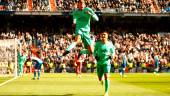 LaLiga. Raphael varane celebra el primer gol del partido en el minuto 37 de la primera mitad.