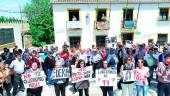 PROTESTA. Vecinos de Espeluy en una concentración contra el secretario celebrada años atrás.