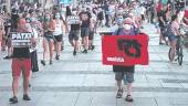 MOVILIZACIÓN. Varias personas protestan en Pamplona a favor del acercamiento de los presos de ETA.