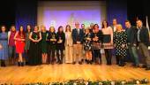 RECONOCIMIENTOS. Foto de familia de las galardonadas y representantes municipales bailenenses.