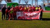 EMPATE. Los jugadores del CD Torreperogil muestran apoyo a su compañero “Pocho”.