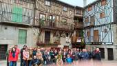 ZONA SERRANA. Participantes en el viaje, ante una construcción típica del municipio salmantino de La Alberca.