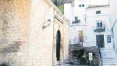 BELLOS LUGARES. Iglesia parroquial de Albanchez de Mágina, de traza renacentista. En el muro norte se identifica una sobria fachada con arco de medio punto. La portada está rematada por un entablamento. Su estructura interior está marcada por la planta, de cruz latina, con tres naves.