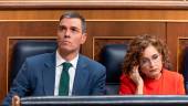 El presidente del Gobierno, Pedro Sánchez y la vicepresidenta primera y ministra de Hacienda, María Jesús Montero, durante una sesión de control al Gobierno. / Eduardo Parra / Europa Press. 