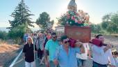 Los vecinos de Las Grajeras acompañan a su Virgen de las Mercedes y al Sagrado Cora-zón de Jesús. / Pablo Espinosa / Diario JAÉN.