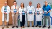 Ponentes de las “Jornadas Horizontes en Alergología” posan con el libro que recoge sus intervenciones. / Junta de Andalucía.