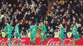 ALEGRÍA. Los jugadores de la Real Sociedad celebran el gol de Mikel Merino.