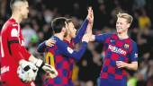 ALEGRÍA. Leo Messi, Arthur y De Jong celebran el cuarto gol del Barcelona.