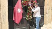 SOLIDARIDAD. El artista floral Paco Polo coloca una cruz junto a dos banderas de la Unión en Santa María.