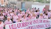 APOYO. El pueblo de Villatorres se viste de rosa en solidaridad con las afectadas.