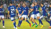 Los jugadores del Linares Deportivo abrazan a Alfonso tras marcar el primer gol azulillo ayer ante el Mérida / Serendipia Fotógrafos.