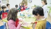 AOVE. Soledad Román junto a los participantes en el taller de cocina divertida, impulsado por “Olivar y Aceite”.