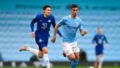 El jugador español del City Ferran Torres conduce el balón ante Andreas Christensen, del Chelsea.