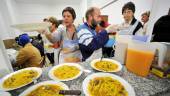 AYUDA. Voluntarios trabajan en el comedor social de la parroquia de Belén y San Roque en una foto de Archivo.