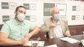 LITERATURA. Pablo Lozano y Andrés Medina, durante la firma.