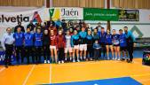 TORNEO. Los jugadores y el cuadro técnico posan con los aficionados después de jugar el último partido.