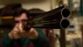 EN JAÉN. Un vendedor muestra una escopeta en una armería de la capital.