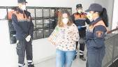 SOLIDARIOS . Voluntarios de Protección Civil entregando su mascarilla y su diploma a una menor.