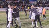 ÉXITO. Los jugadores del Real Jaén y el cuadro técnico celebran la clasificación.