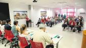 INTERÉS. El público llena el salón de actos del Edificio Joven durante el acto informativo sobre cooperativas.