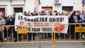 Grupo de manifestantes sostiene una pancarta frente a los juzgados de La Carolina. / Silverio Fernández. 