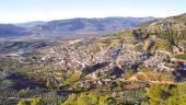 SIERRA DE SEGURA. Panorámica del casco urbano de Orcera, situado al pie de las montañas.