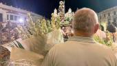 Un vecino de Arjonilla recibe emocionado a San Roque. / Pablo Espinosa Luna / Diario JAÉN. 