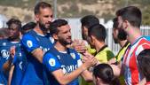 Victoria. Josema, expulsado antes del descanso, y Rodri saludan al capitán del CP Almería y al trío arbitral. 