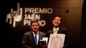 El ganador de la 60 edición del Premio ‘Jaén’ de Piano, Honggi Kim, con el presidente de la Diputación provincial, Francisco Reyes.